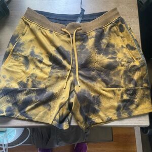 *Never worn* Lululemon men’s drawstring shorts
